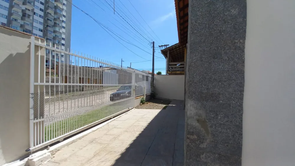 Excelente oportunidade de adquirir uma belíssima casa no Centro de Balneário Piçarras! 