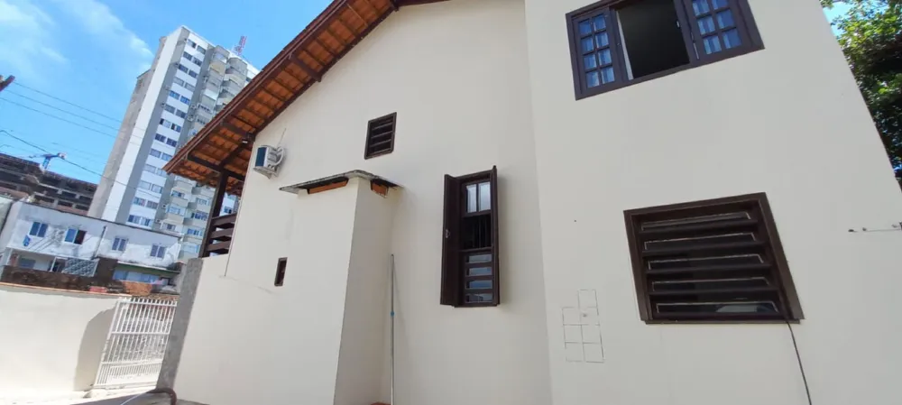 Excelente oportunidade de adquirir uma belíssima casa no Centro de Balneário Piçarras! 