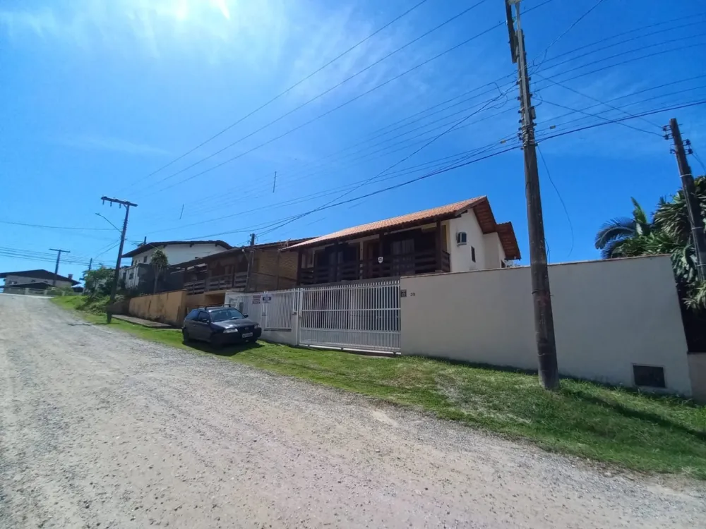 Excelente oportunidade de adquirir uma belíssima casa no Centro de Balneário Piçarras! 