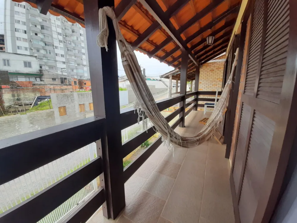 Excelente oportunidade de adquirir uma belíssima casa no Centro de Balneário Piçarras! 