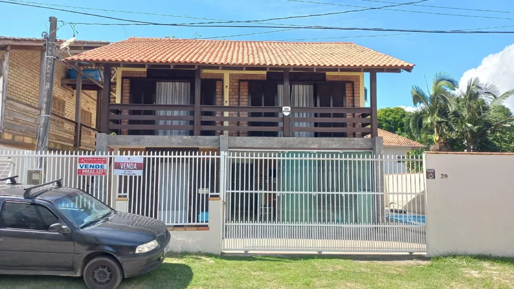 Excelente oportunidade de adquirir uma belíssima casa no Centro de Balneário Piçarras! 