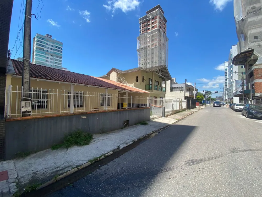 Casa 3 quartos para venda no bairro Meia Praia em Itapema