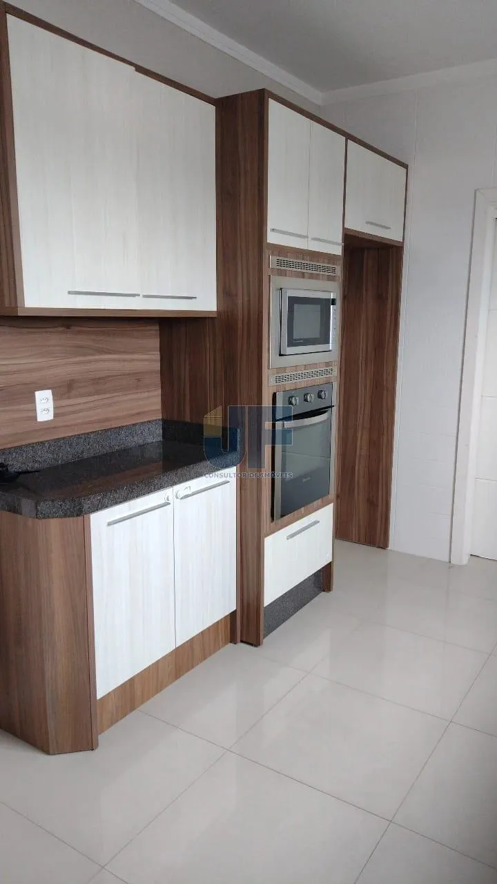 Ótima oportunidade de compra! Este belo apartamento localizado no centro de Balneário Camboriú
