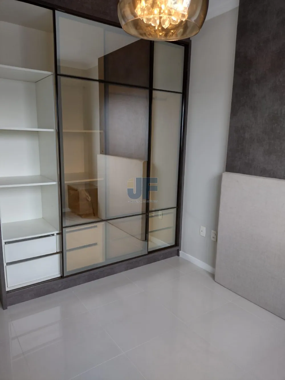 Ótima oportunidade de compra! Este belo apartamento localizado no centro de Balneário Camboriú