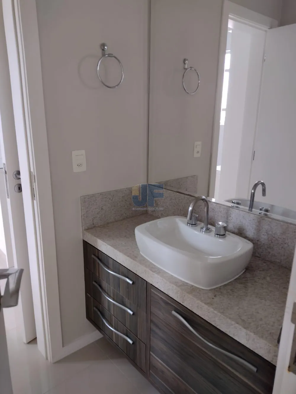 Ótima oportunidade de compra! Este belo apartamento localizado no centro de Balneário Camboriú