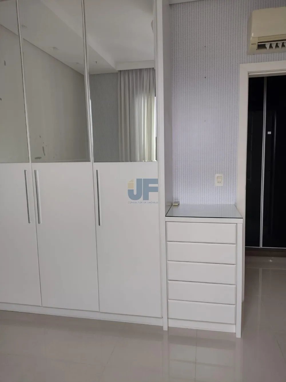 Ótima oportunidade de compra! Este belo apartamento localizado no centro de Balneário Camboriú
