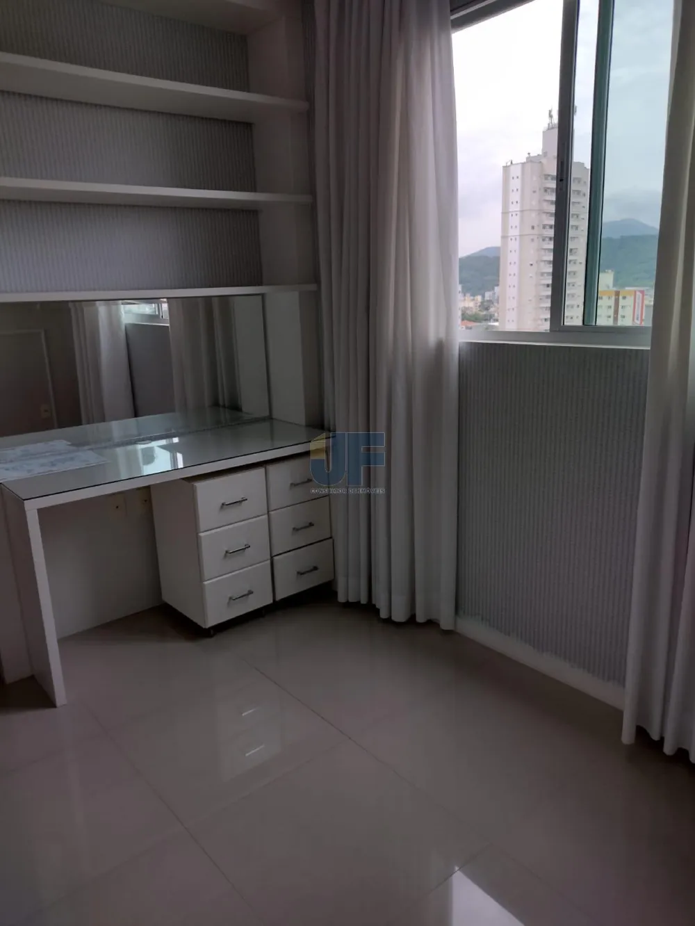 Ótima oportunidade de compra! Este belo apartamento localizado no centro de Balneário Camboriú