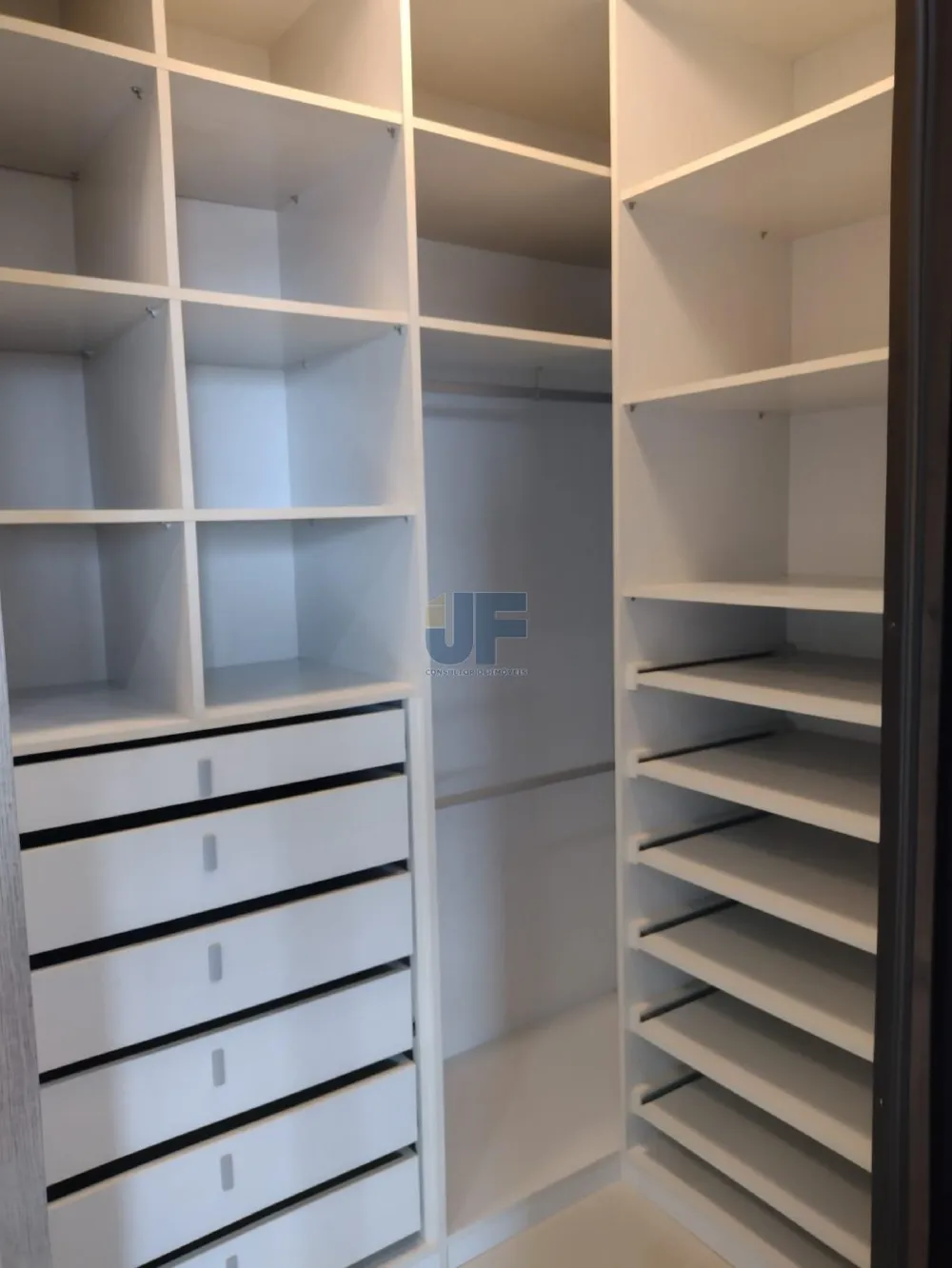 Ótima oportunidade de compra! Este belo apartamento localizado no centro de Balneário Camboriú