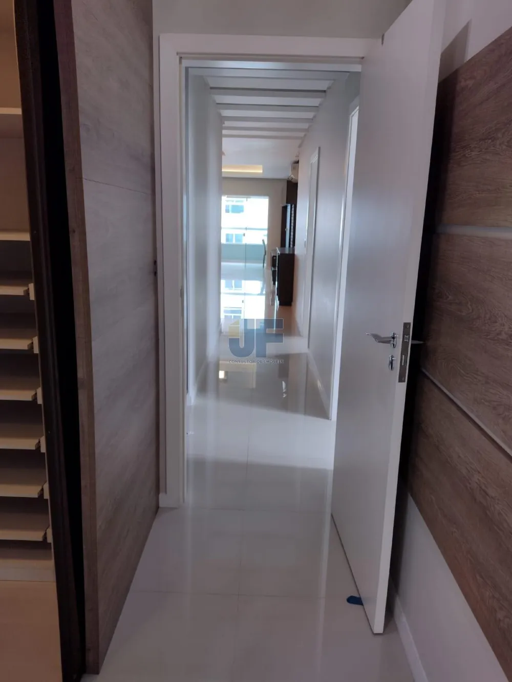 Ótima oportunidade de compra! Este belo apartamento localizado no centro de Balneário Camboriú