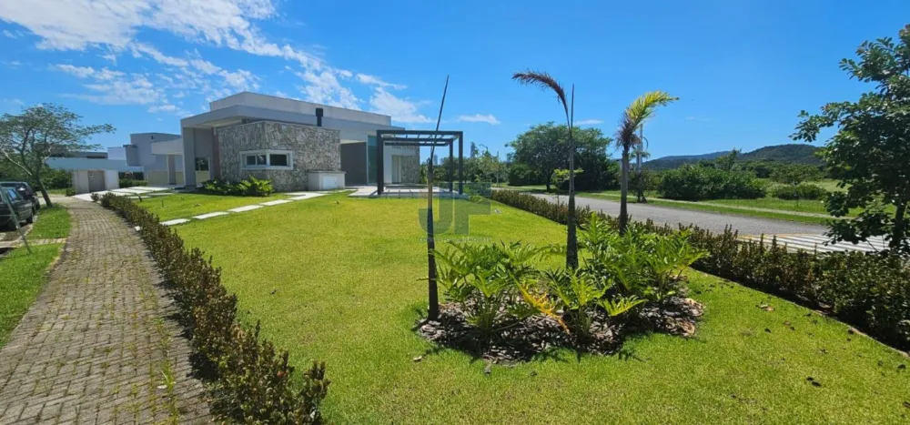 "Imperdível oportunidade de compra! Linda casa à venda no centro de Camboriú.