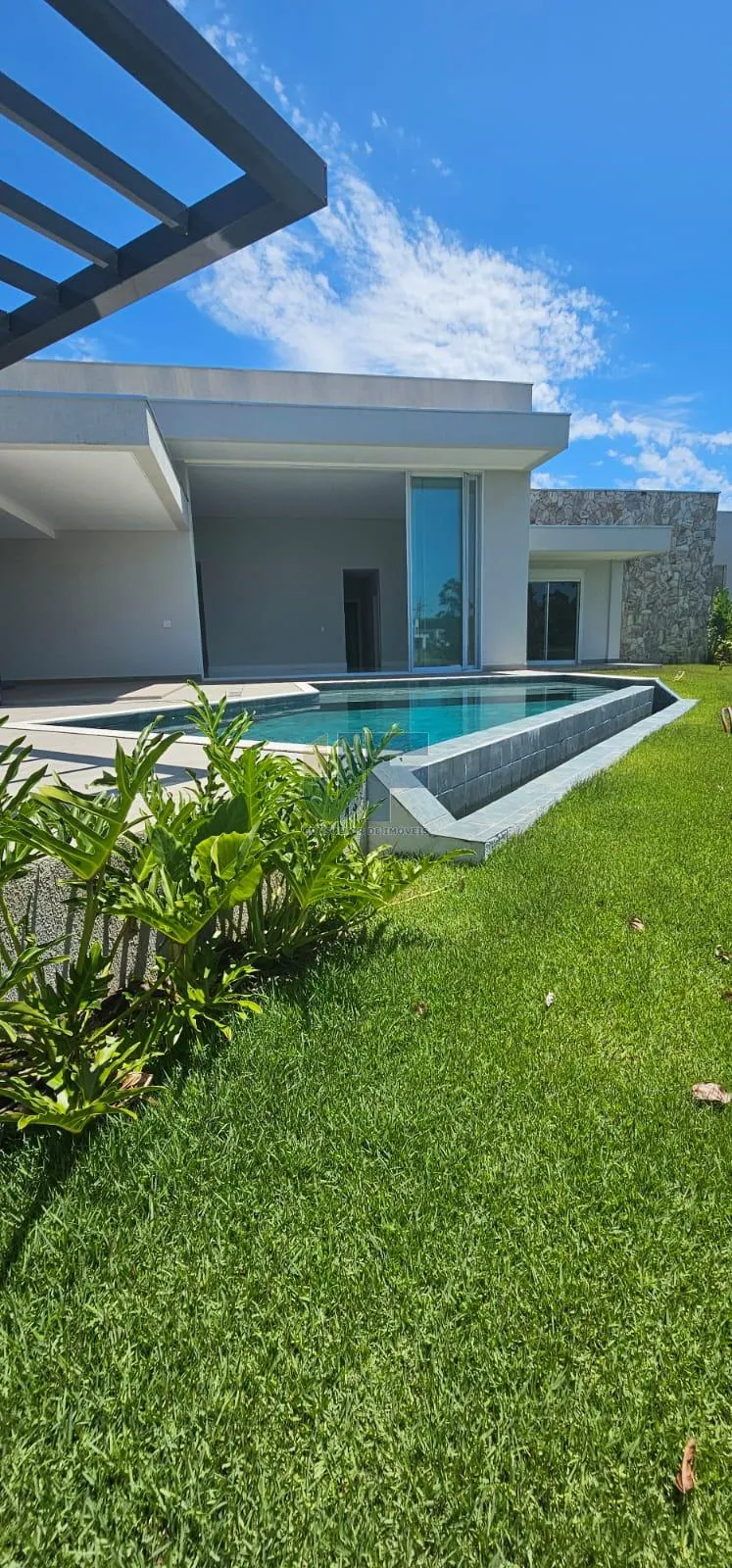 "Imperdível oportunidade de compra! Linda casa à venda no centro de Camboriú.