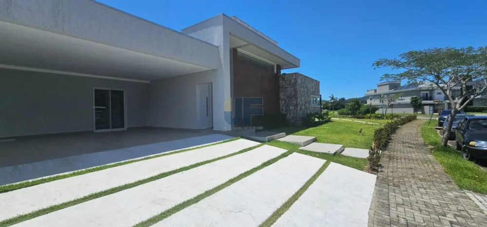 "Imperdível oportunidade de compra! Linda casa à venda no centro de Camboriú.