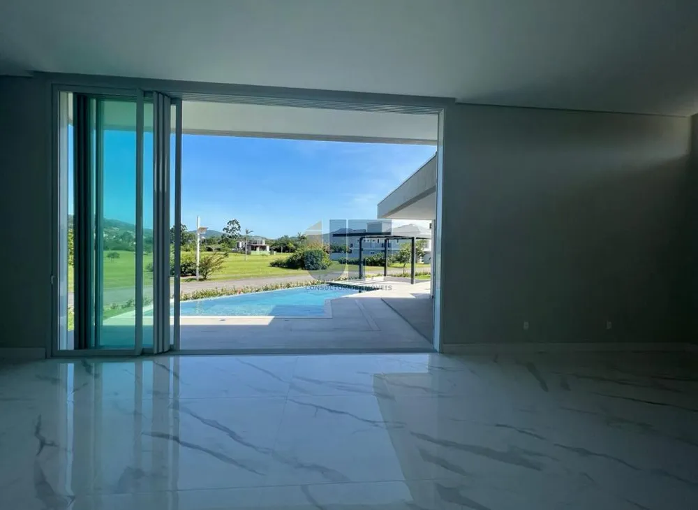 "Imperdível oportunidade de compra! Linda casa à venda no centro de Camboriú.