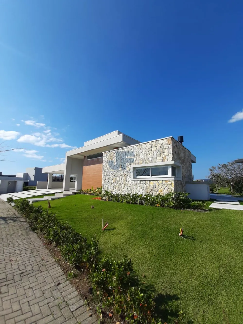 "Imperdível oportunidade de compra! Linda casa à venda no centro de Camboriú.