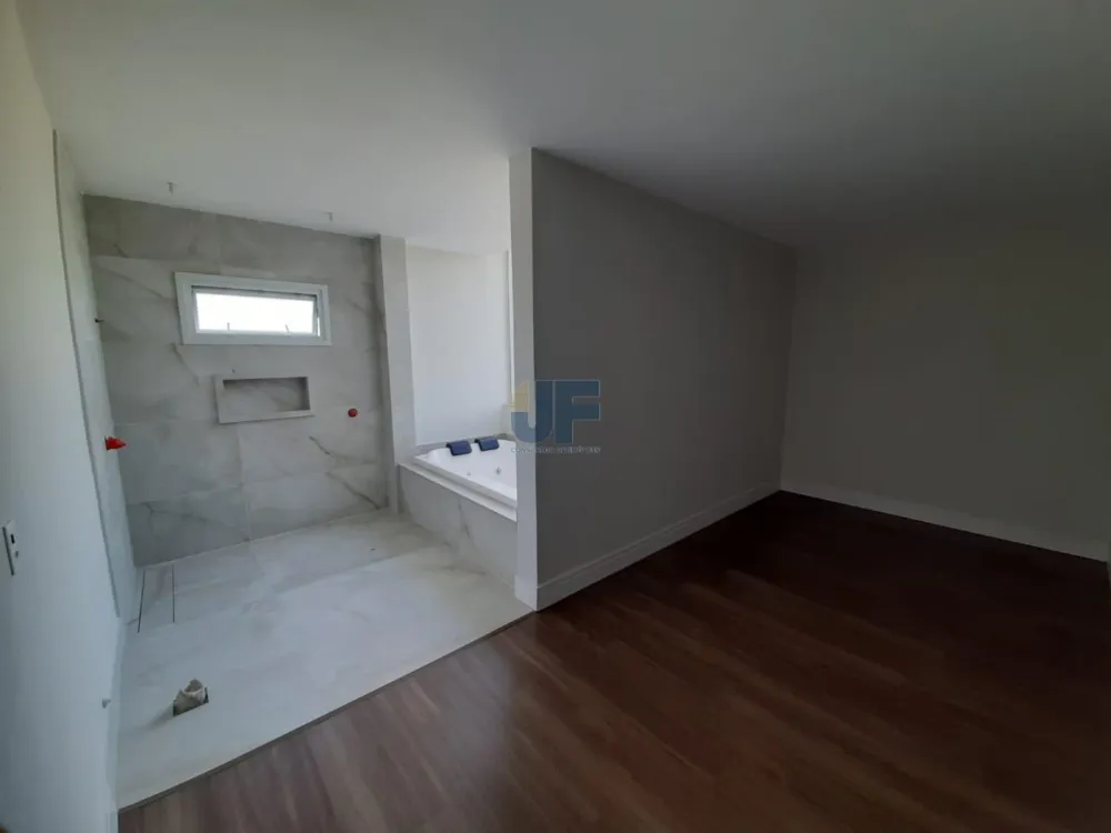 "Imperdível oportunidade de compra! Linda casa à venda no centro de Camboriú.