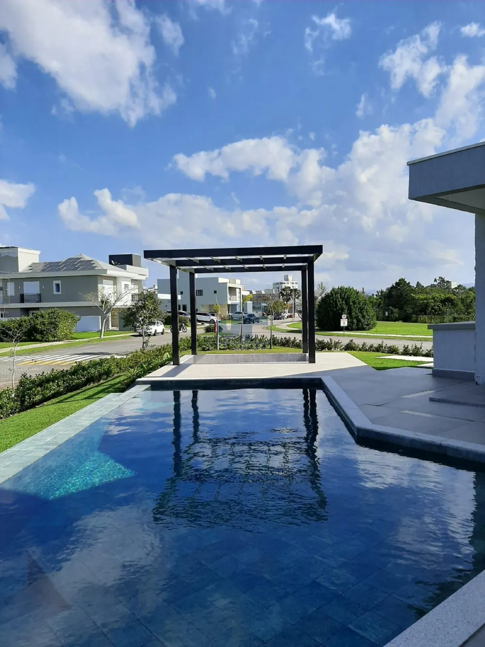 "Imperdível oportunidade de compra! Linda casa à venda no centro de Camboriú.