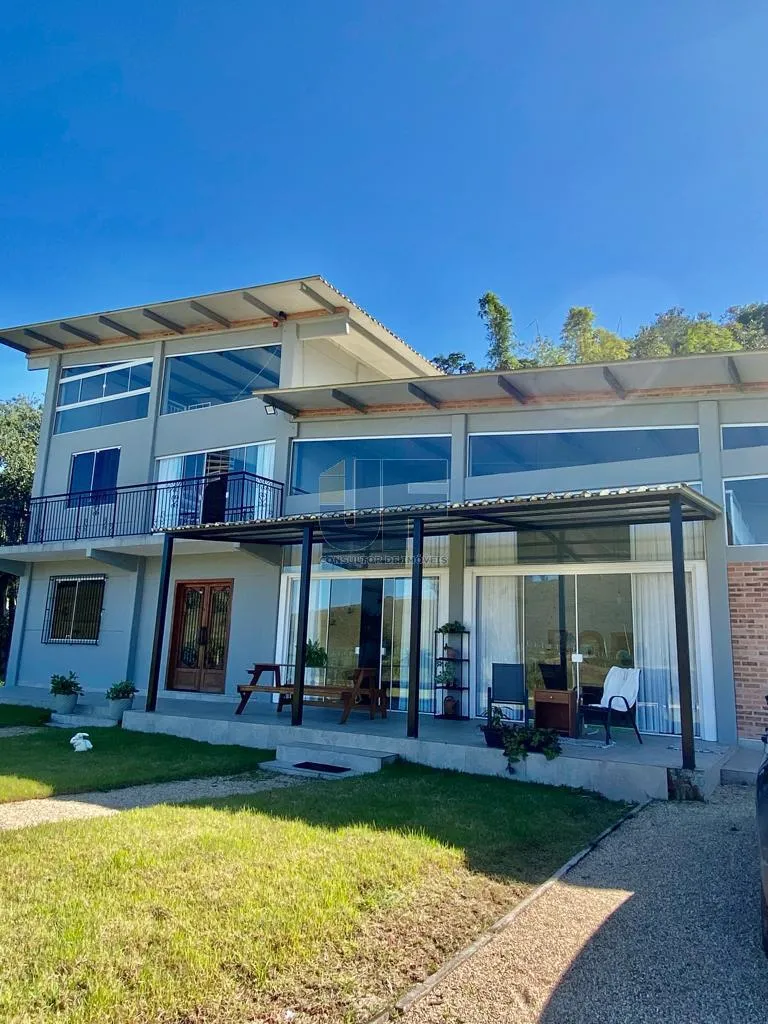 Vende-se um belíssimo Sítio/Chácara no centro da cidade de Itajaí. Com área tota