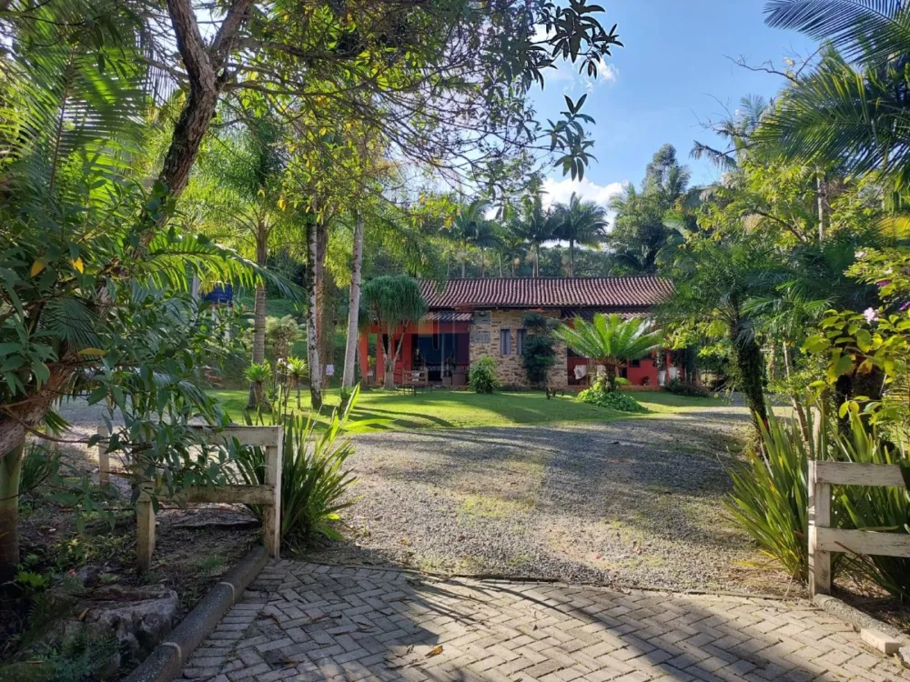 Esse sítio no bairro Limeira, em Brusque/SC, é uma excelente opção.