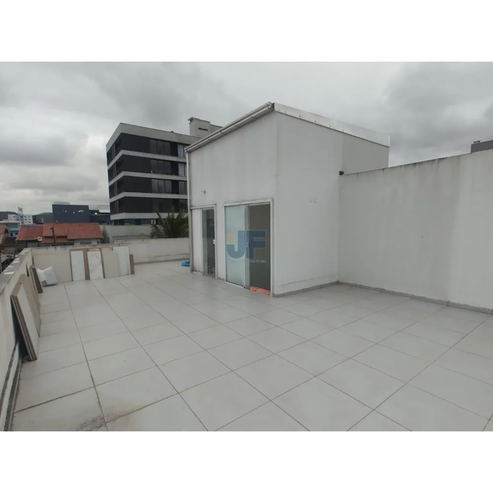 Maravilhoso Sobrado Mobiliado no Centro de Balneário Camboriú Localização privilegiada