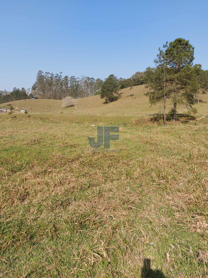 Esse sítio no bairro Rio do Meio, em Camboriú, é uma verdadeira oportunidade.