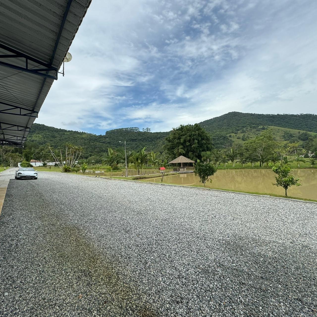 Esse sítio de alto padrão à venda em Camboriú, com estrutura completa e localiza