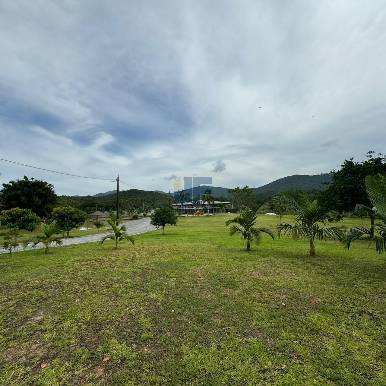 Esse sítio de alto padrão à venda em Camboriú, com estrutura completa e localiza
