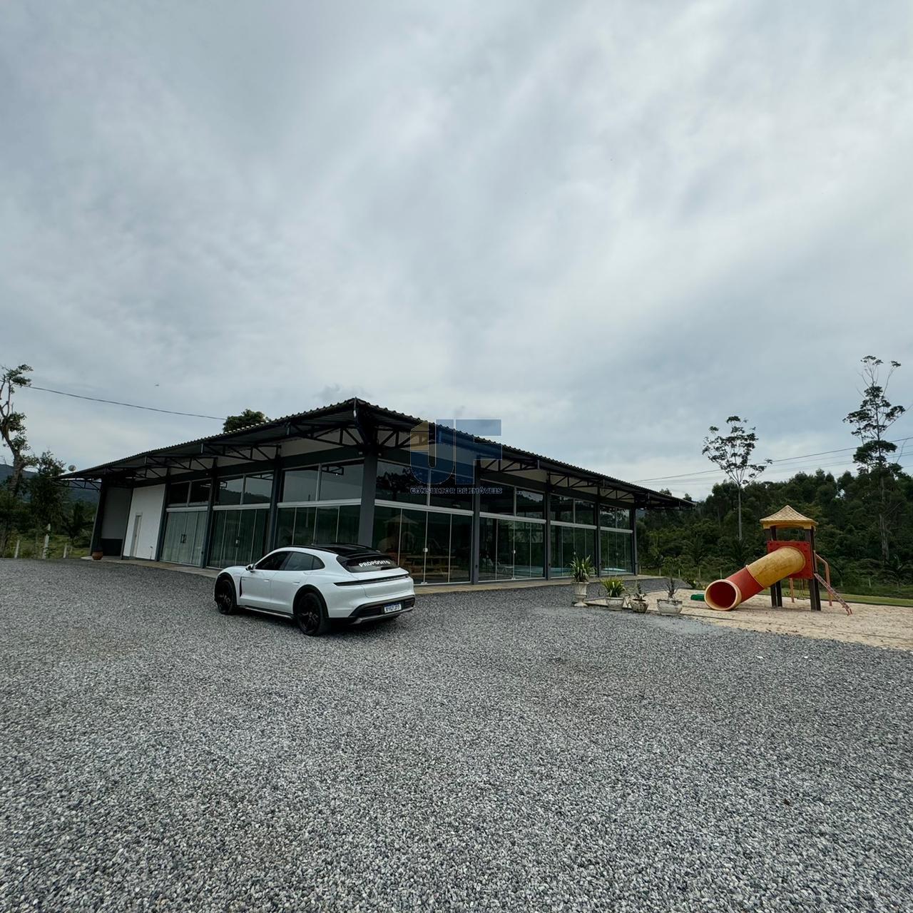 Esse sítio de alto padrão à venda em Camboriú, com estrutura completa e localiza