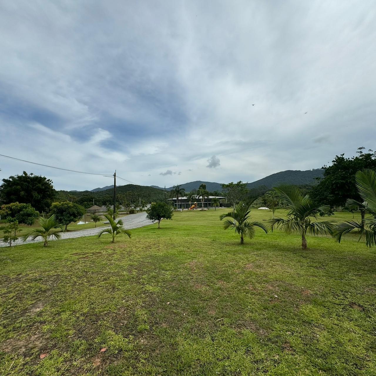 Esse sítio de alto padrão à venda em Camboriú, com estrutura completa e localiza