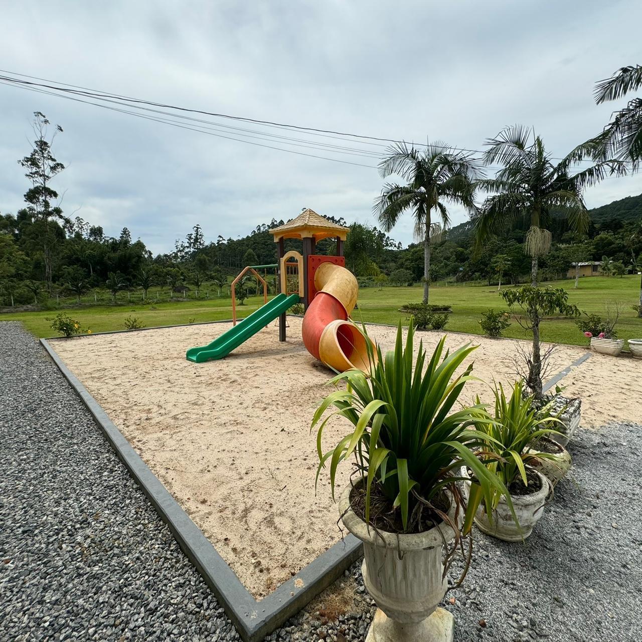 Esse sítio de alto padrão à venda em Camboriú, com estrutura completa e localiza